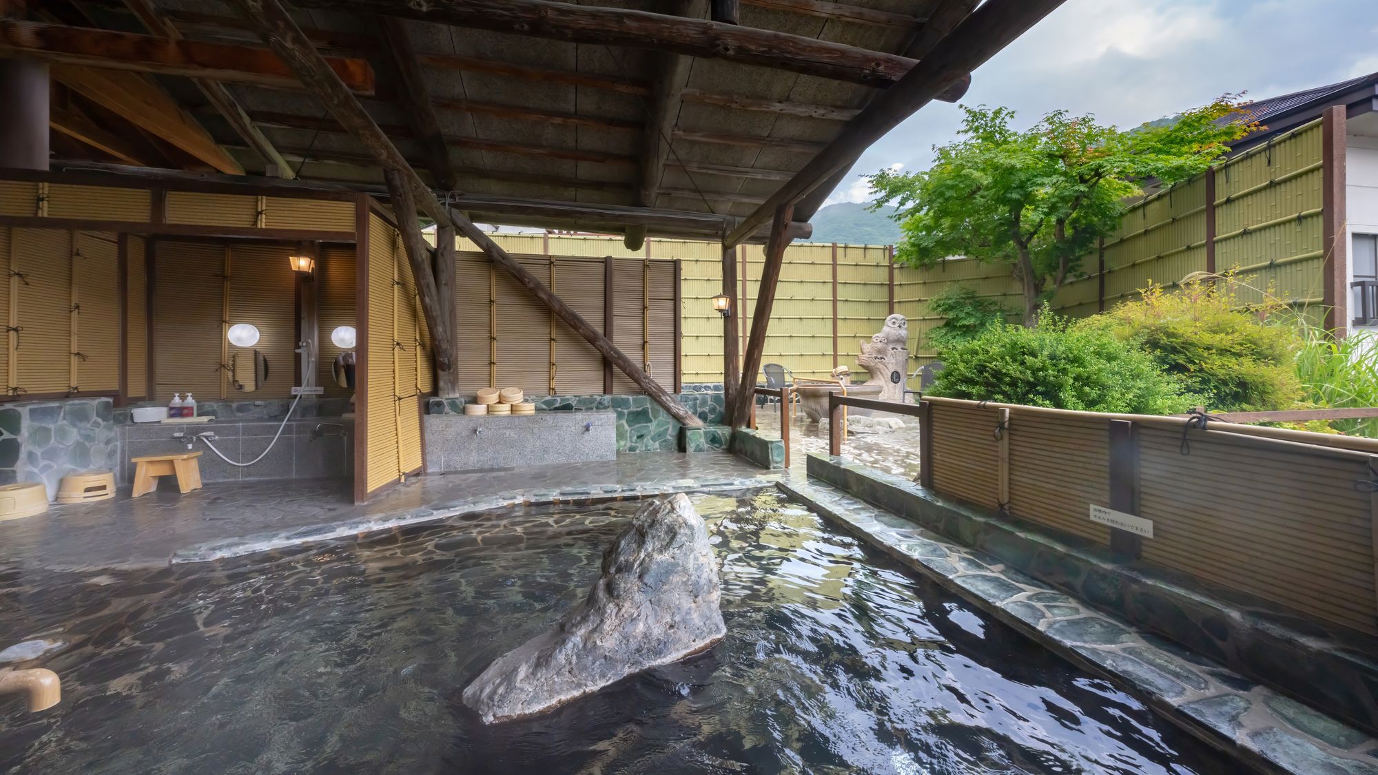 【混浴露天風呂「壮健の湯」】趣きある湯西川の情景をお楽しみください。