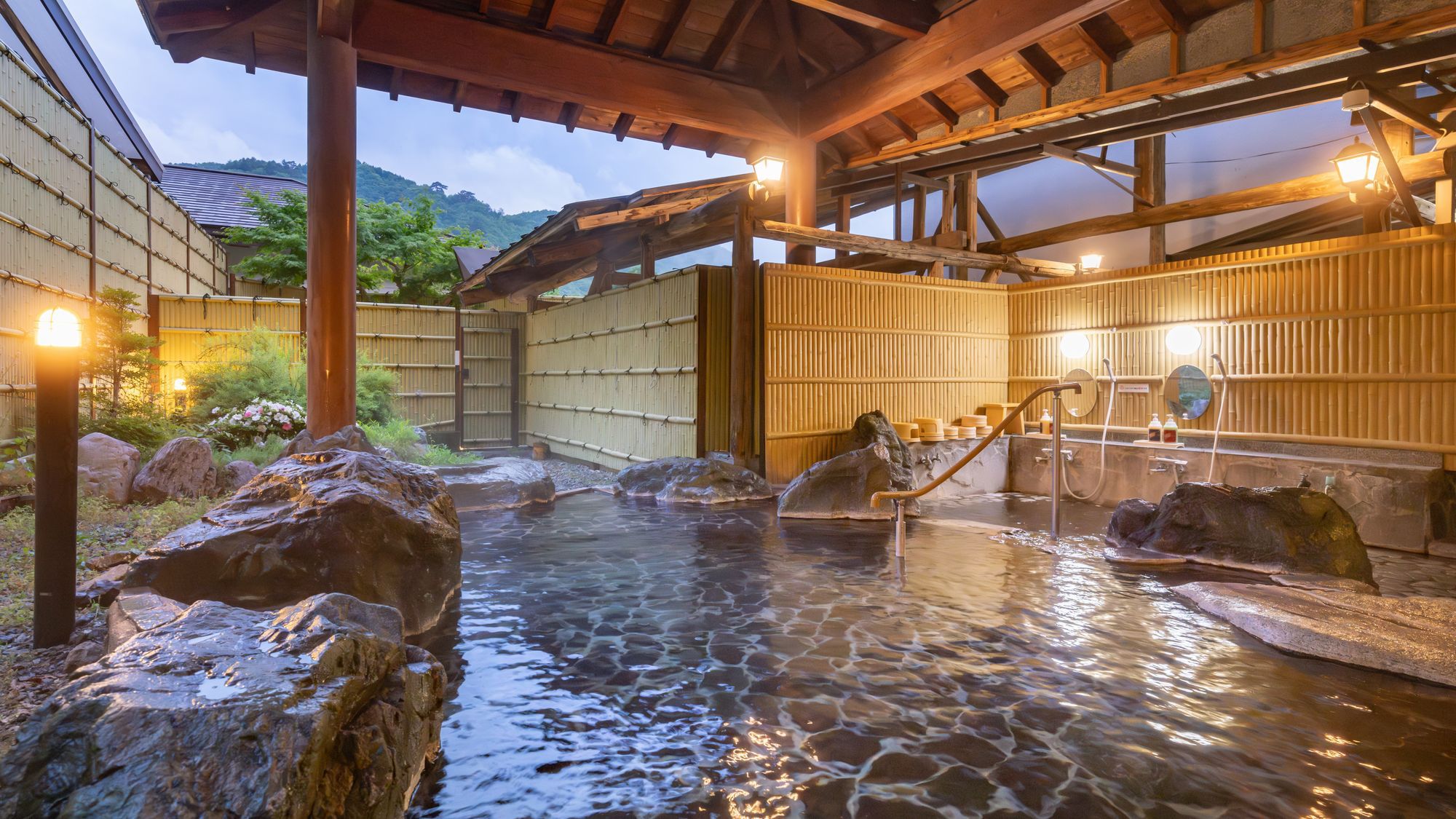 【女性用露天風呂「美人の湯」】清涼な山の空気の中、上質な湯を心ゆくまでご堪能ください。