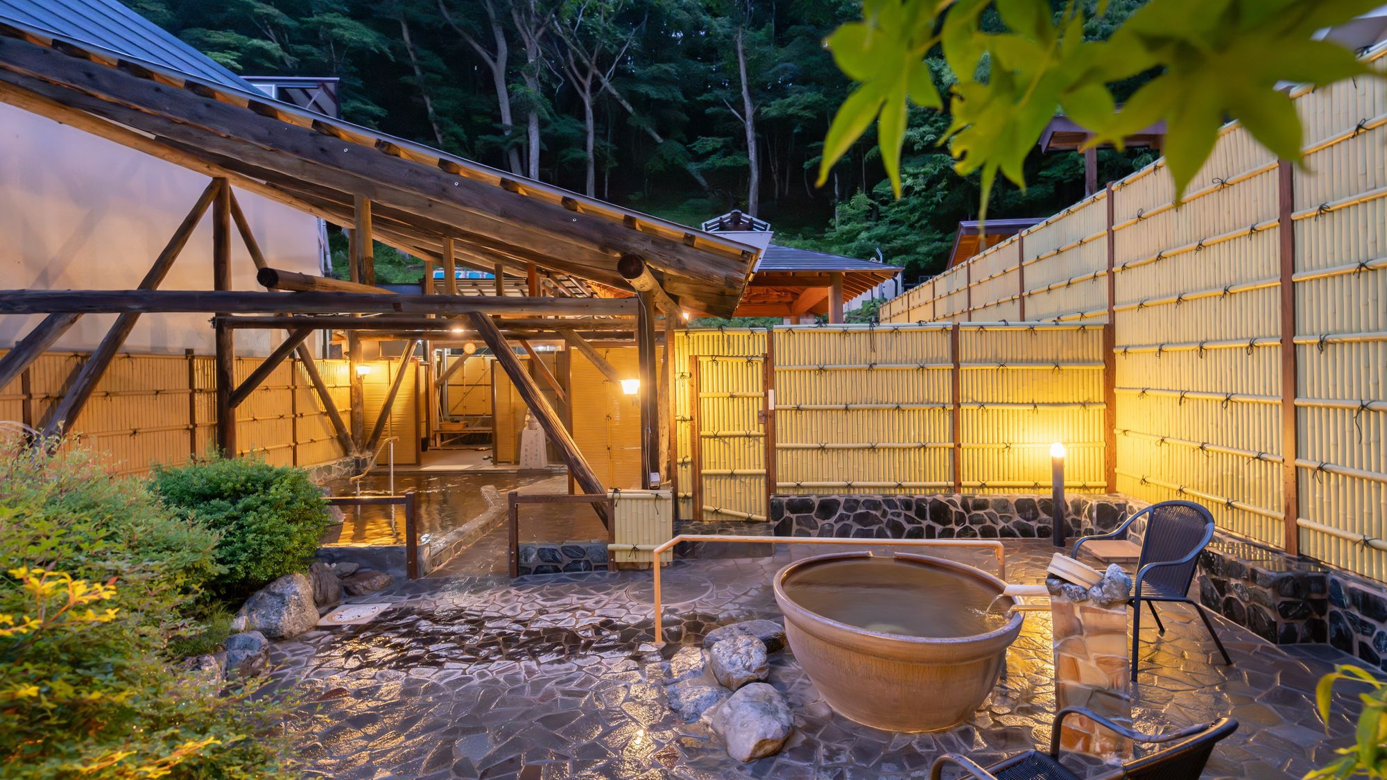 【混浴露天風呂「壮健の湯」】山々に囲まれた露天風呂です。