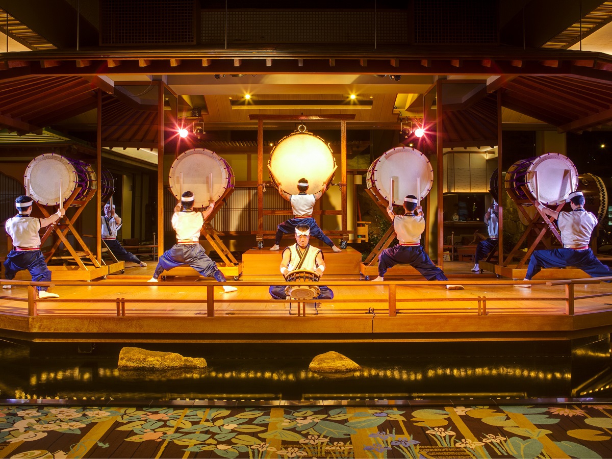 迫力と感動！富士山を太鼓で表現する霊峰太鼓ショー毎夜開催２０：３０