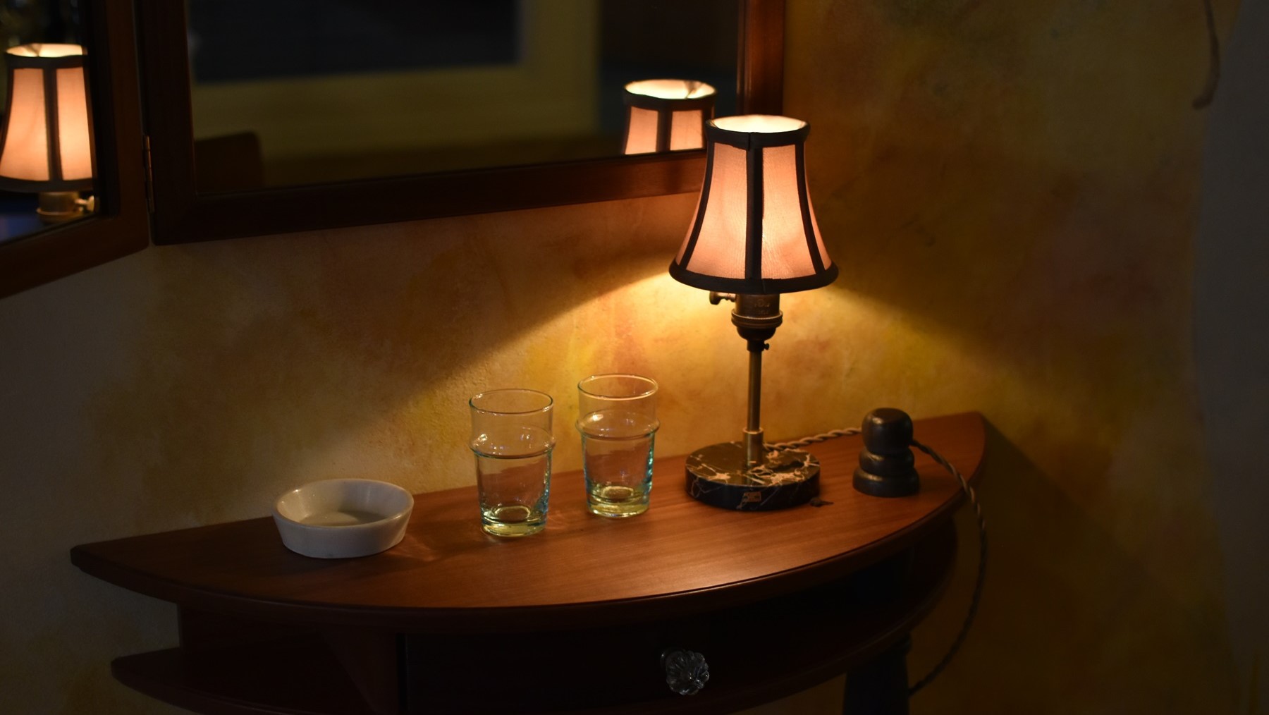 ラグジュラリーツインルームアンティークなランプ