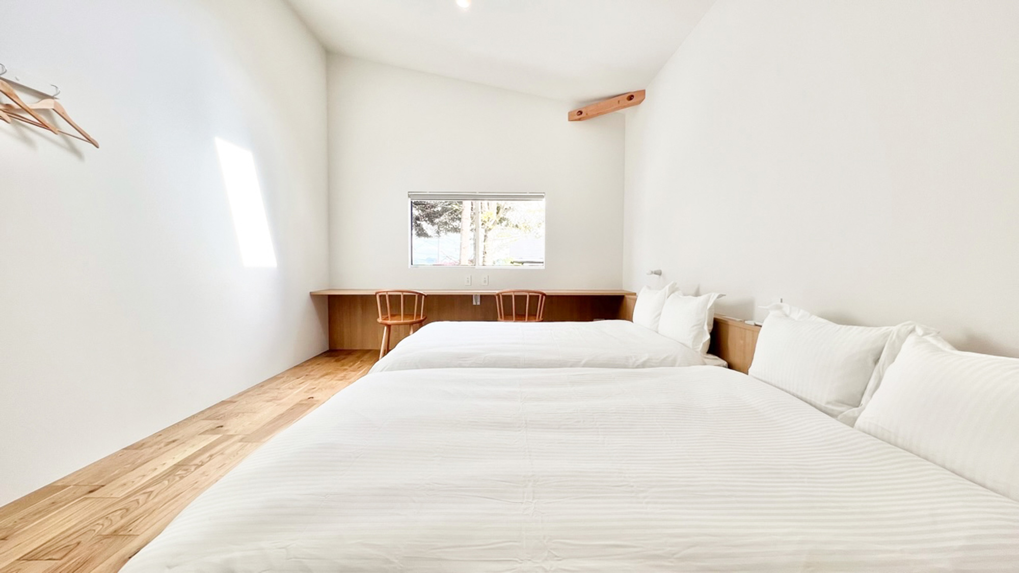 ・【平屋棟寝室】ふかふかのベッドに足をのばしてリラックス