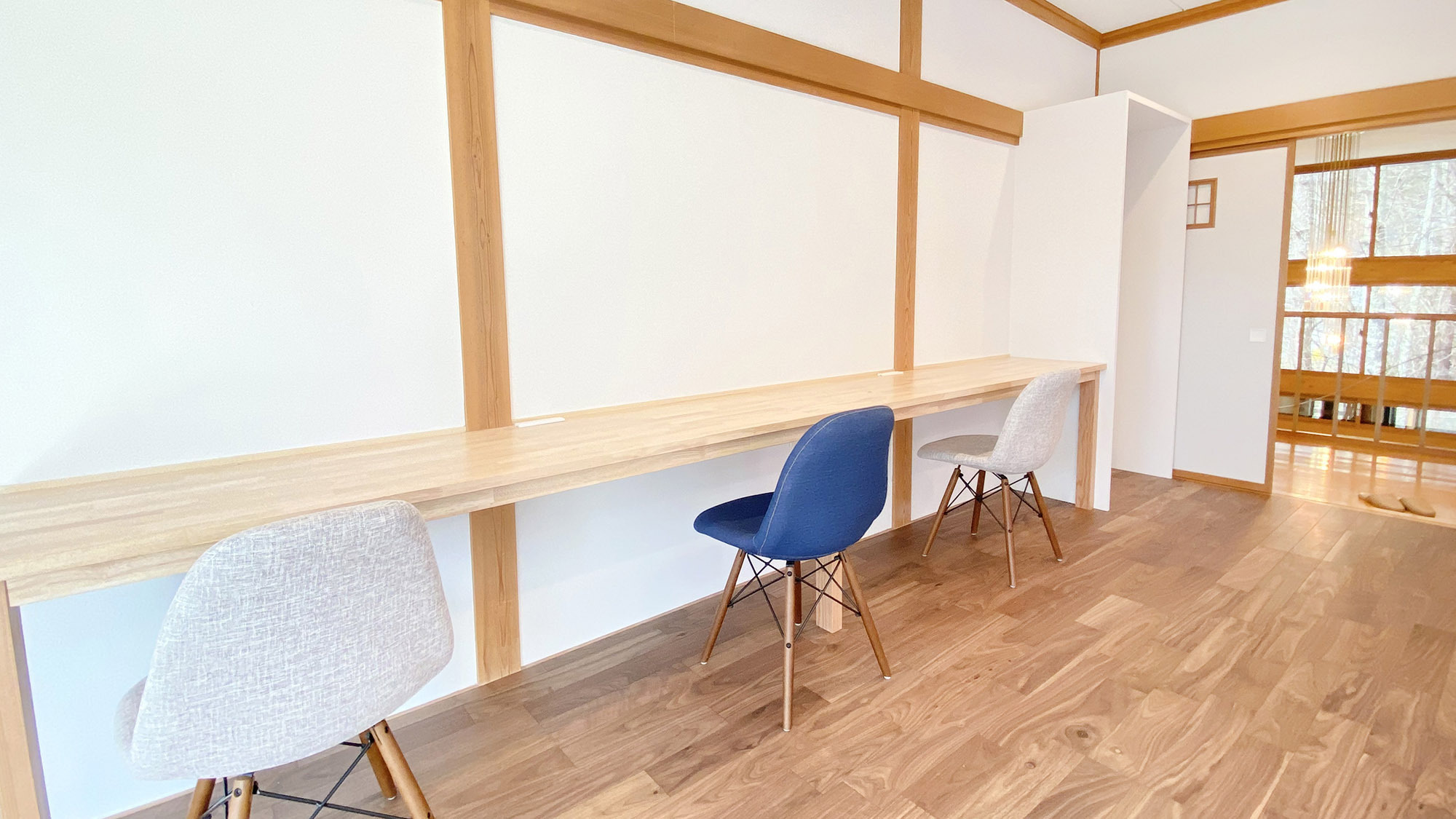 ・【A棟テーブル】ちょっとした作業などにご利用ください