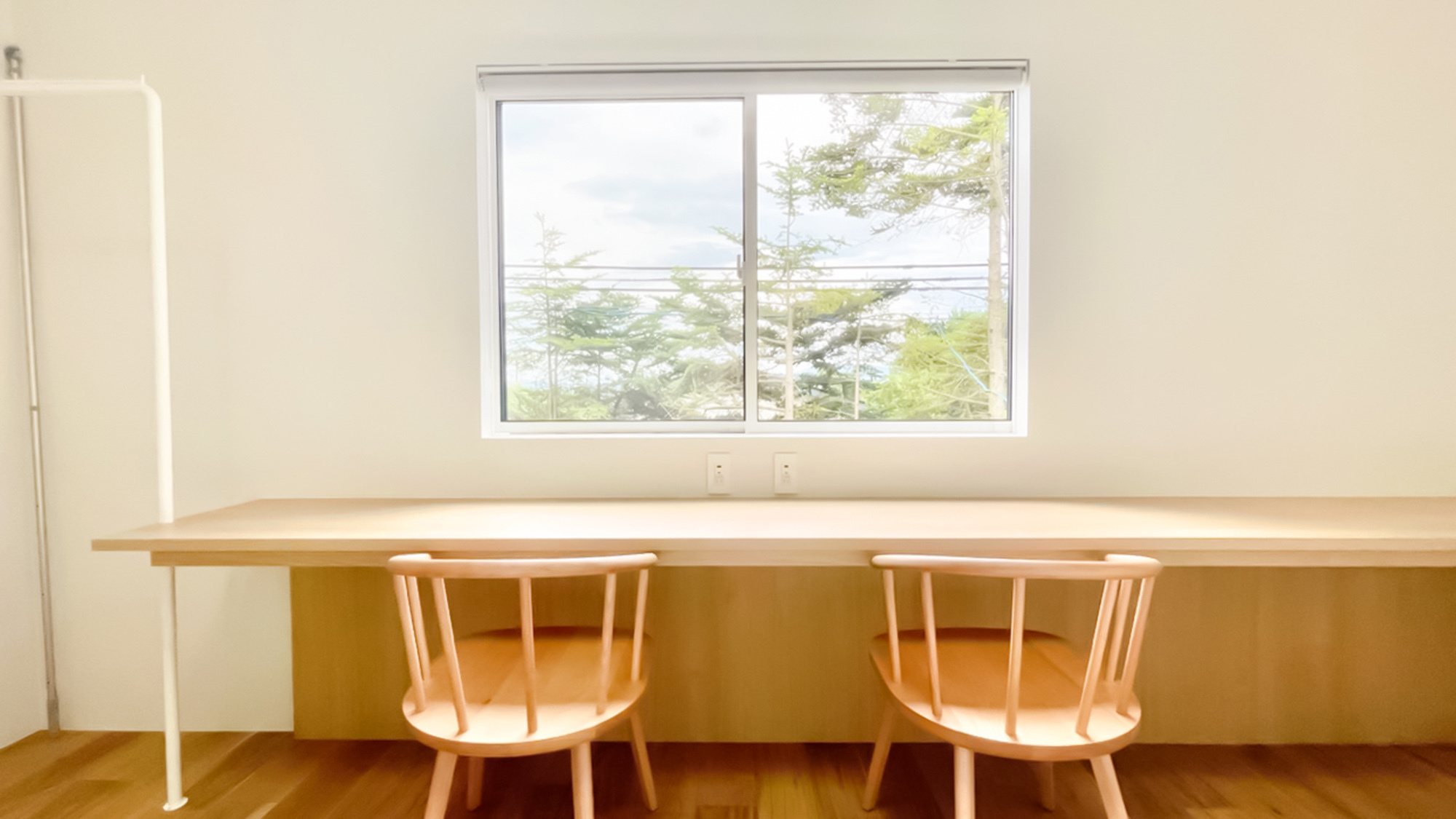 ・【サウナ棟リビング】窓を開けると気持ちの良い風を取り込めます