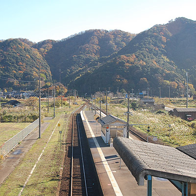 いつもは閑散とした「ＪＲ佐津駅」も、山々の紅葉が深まり・・・