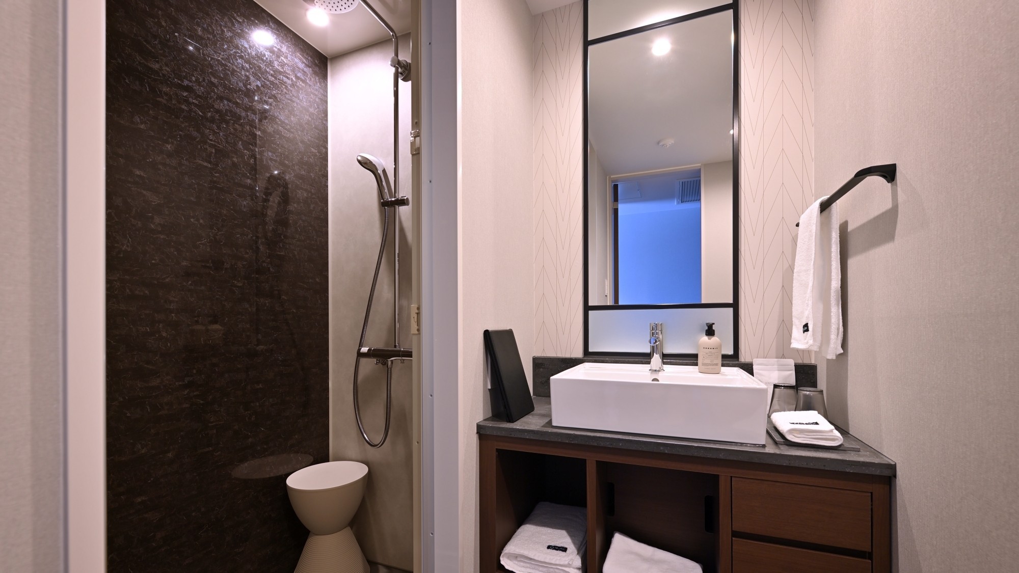 【クリエイティブルーム一例】空間を邪魔しないモノトーンの色合いにこだわった落ち着きあるお部屋。