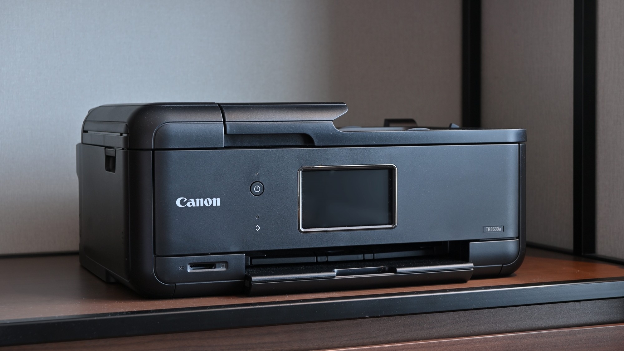 【クリエイティブルーム一例】ビジネス利用にも嬉しいプリンターも完備しております。