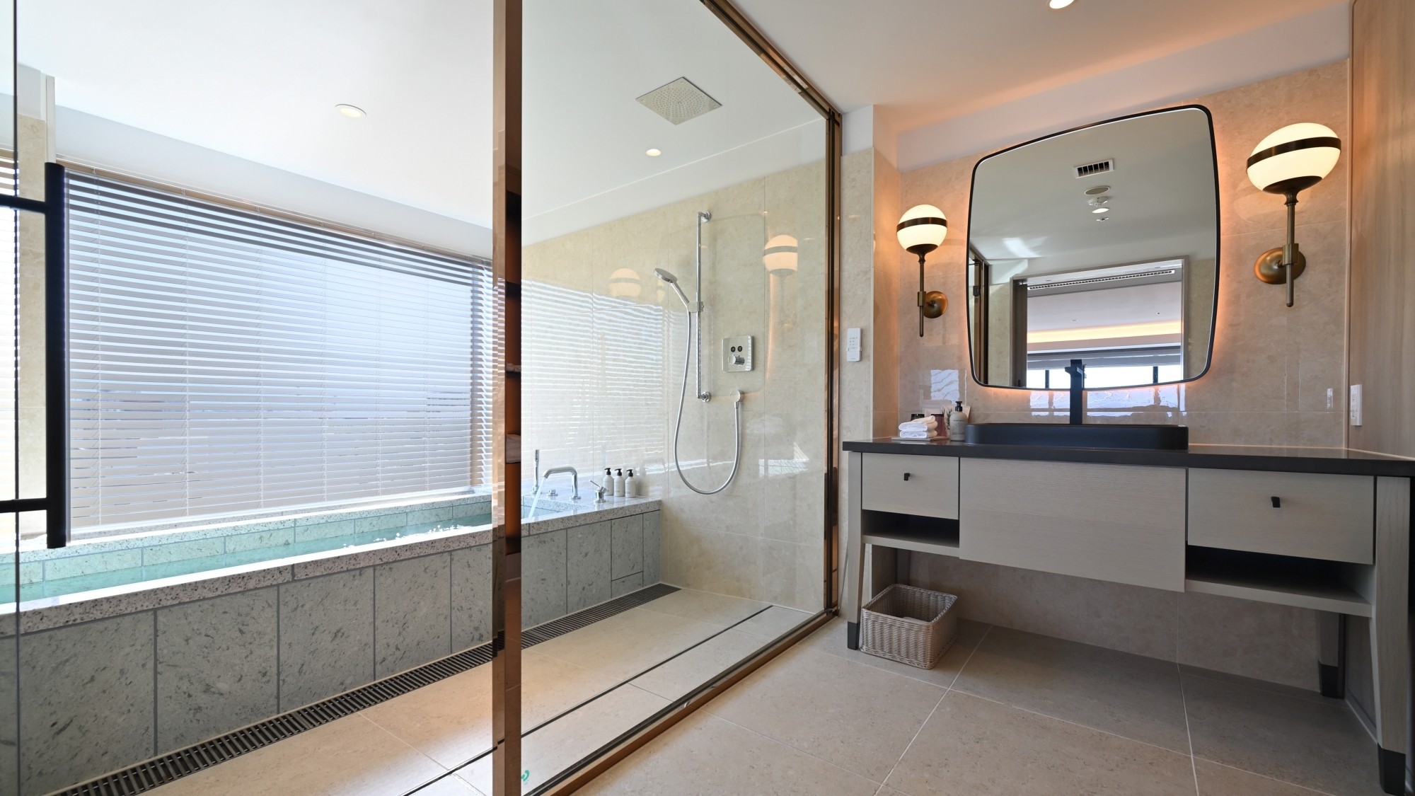 【エンペラースイート】大理石の浴槽、市内を望む大窓が特徴の贅沢なビューバス。