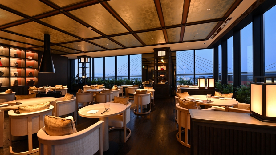 【ダイニング】朝夕はダイニング、夜はバーとして。時間帯で様々な表情を見せるダイニングルーム。