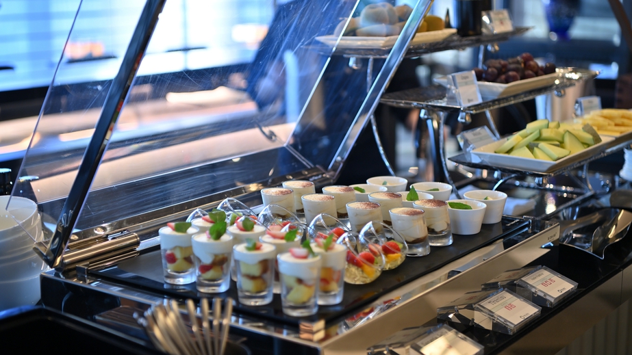 【お食事一例】食事だけでなく、心身のウエルネスに焦点を当てたブッフェスタイル朝食を提供いたします。