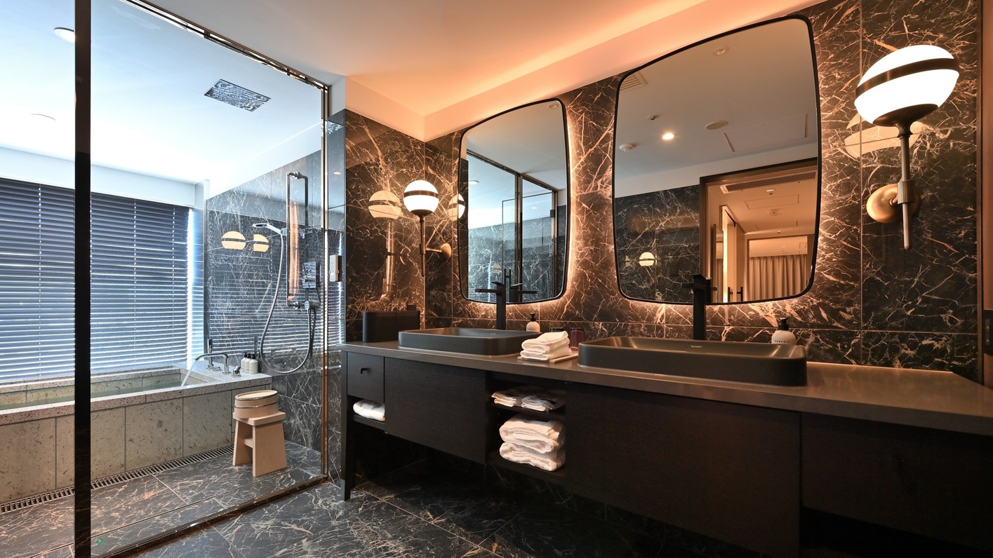 【ジュニアスイート】広々とした浴槽には大理石を使用。高級感と快適さを兼ね備えたビューバスルーム。