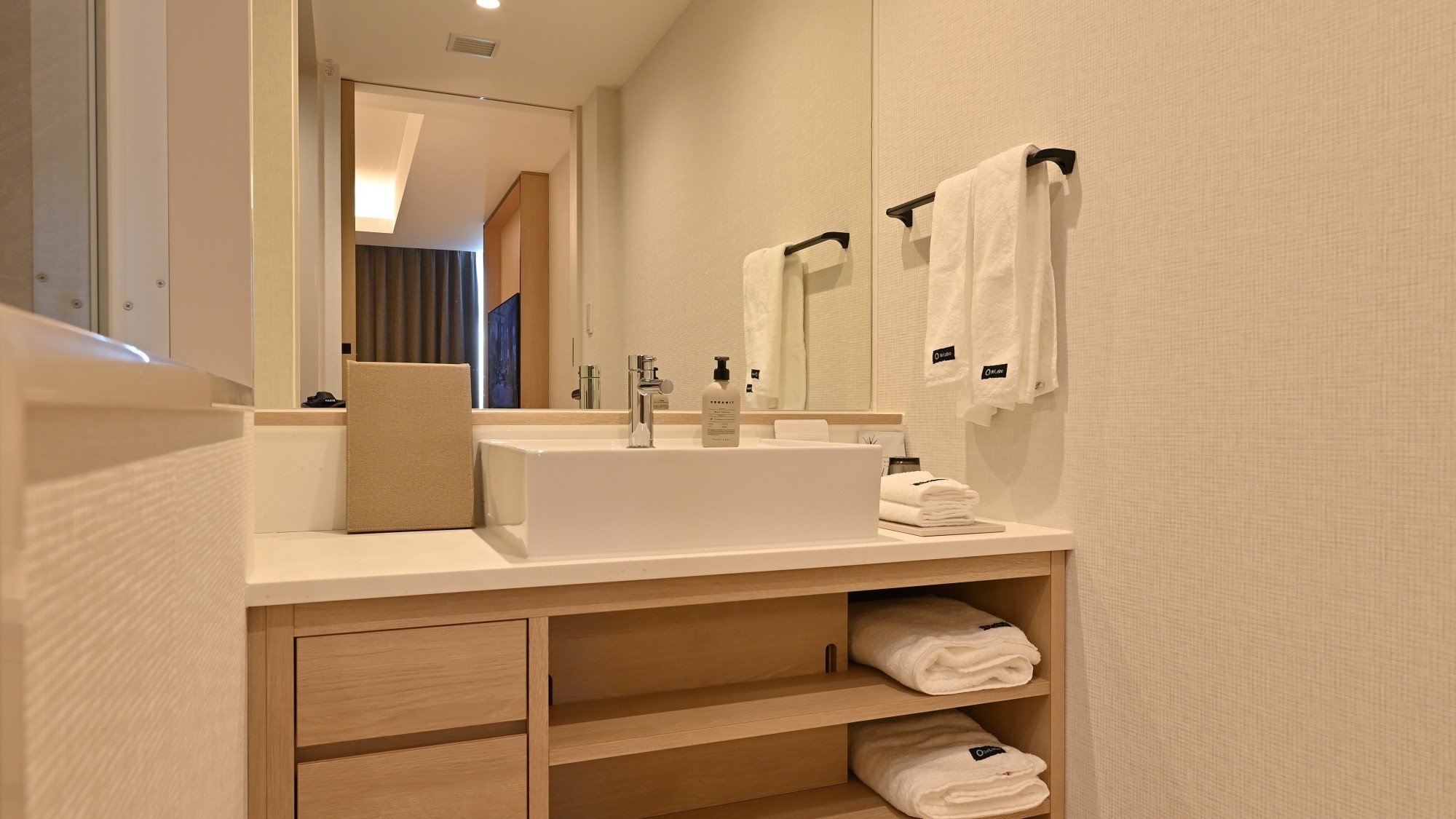 【禅キングルーム一例】朝の忙しい時間でも快適にご利用いただける広々とした空間。