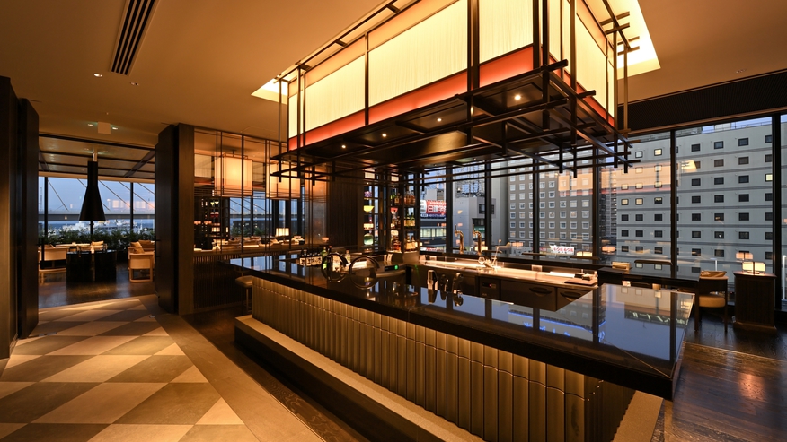 【ダイニング】朝夕はダイニング、夜はバーとして。時間帯で様々な表情を見せるダイニングルーム。