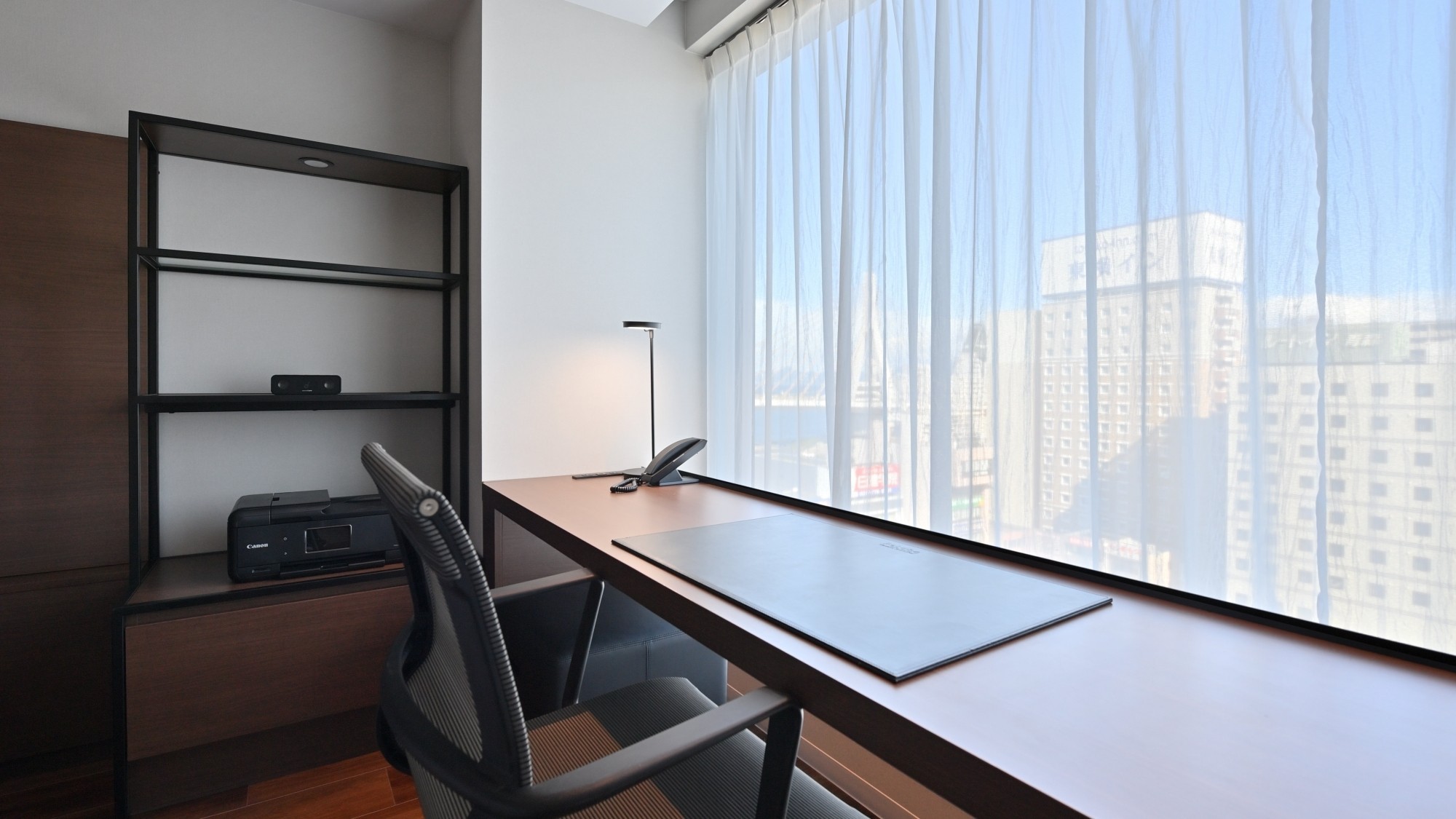 【クリエイティブルーム一例】2ｍを超えるライティングデスク等、皆さまのクリエイティブを支えます。