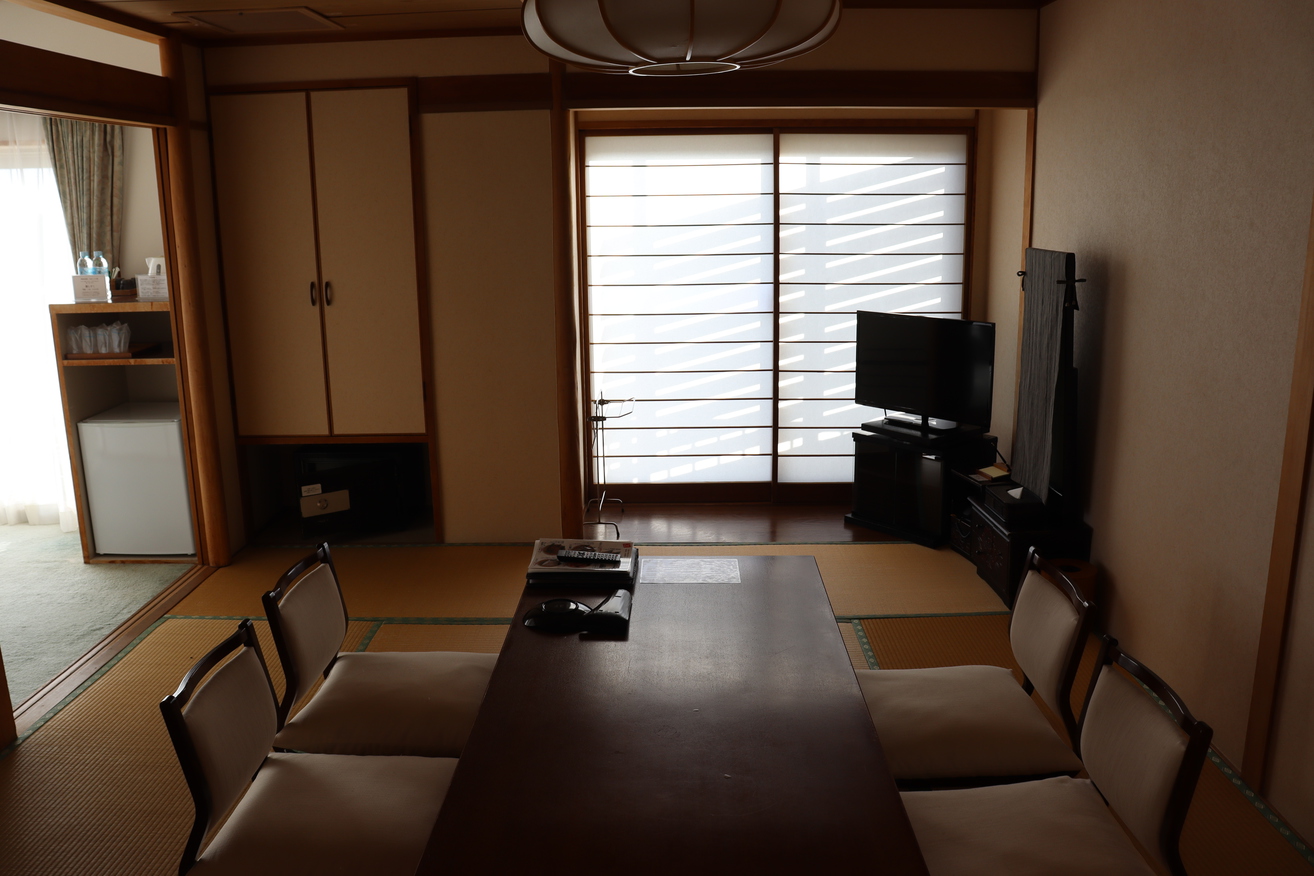 【海側】和洋室 10畳+ツイン／コーナースイート/和室10畳+ツインのベットルーム