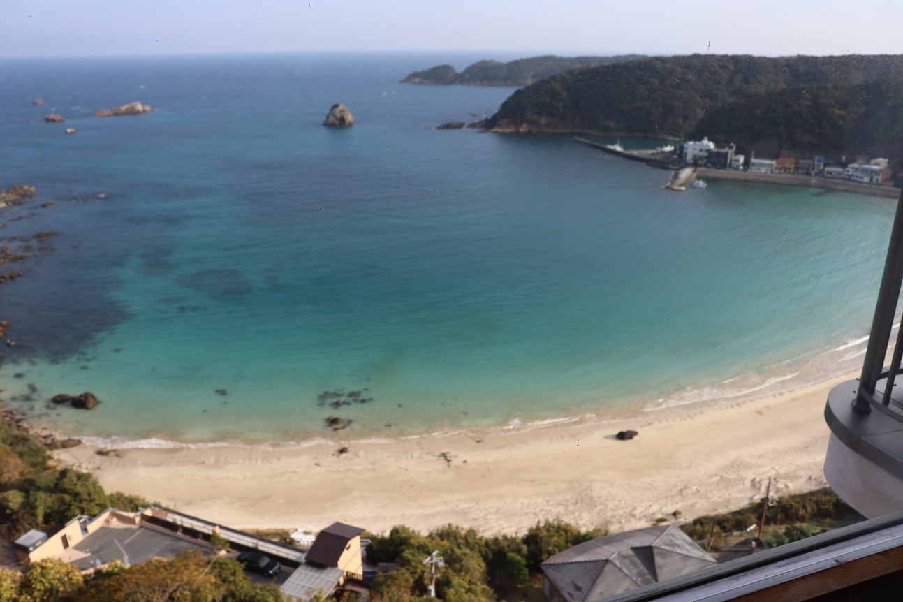 【海側】和洋室 10畳+ツイン／コーナースイート/和室10畳+ツインのベットルーム