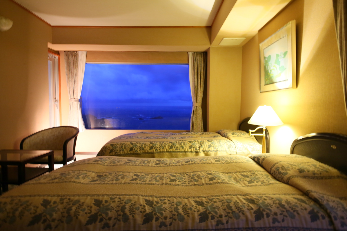 【海側】和洋室 10畳+ツイン／コーナースイート/和室10畳+ツインのベットルーム