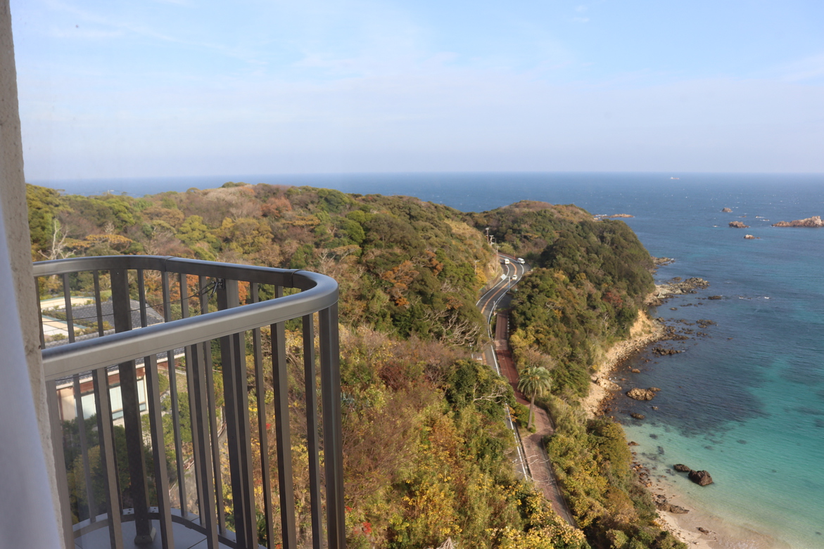 【海側】和洋室 10畳+ツイン／コーナースイート/和室10畳+ツインのベットルーム