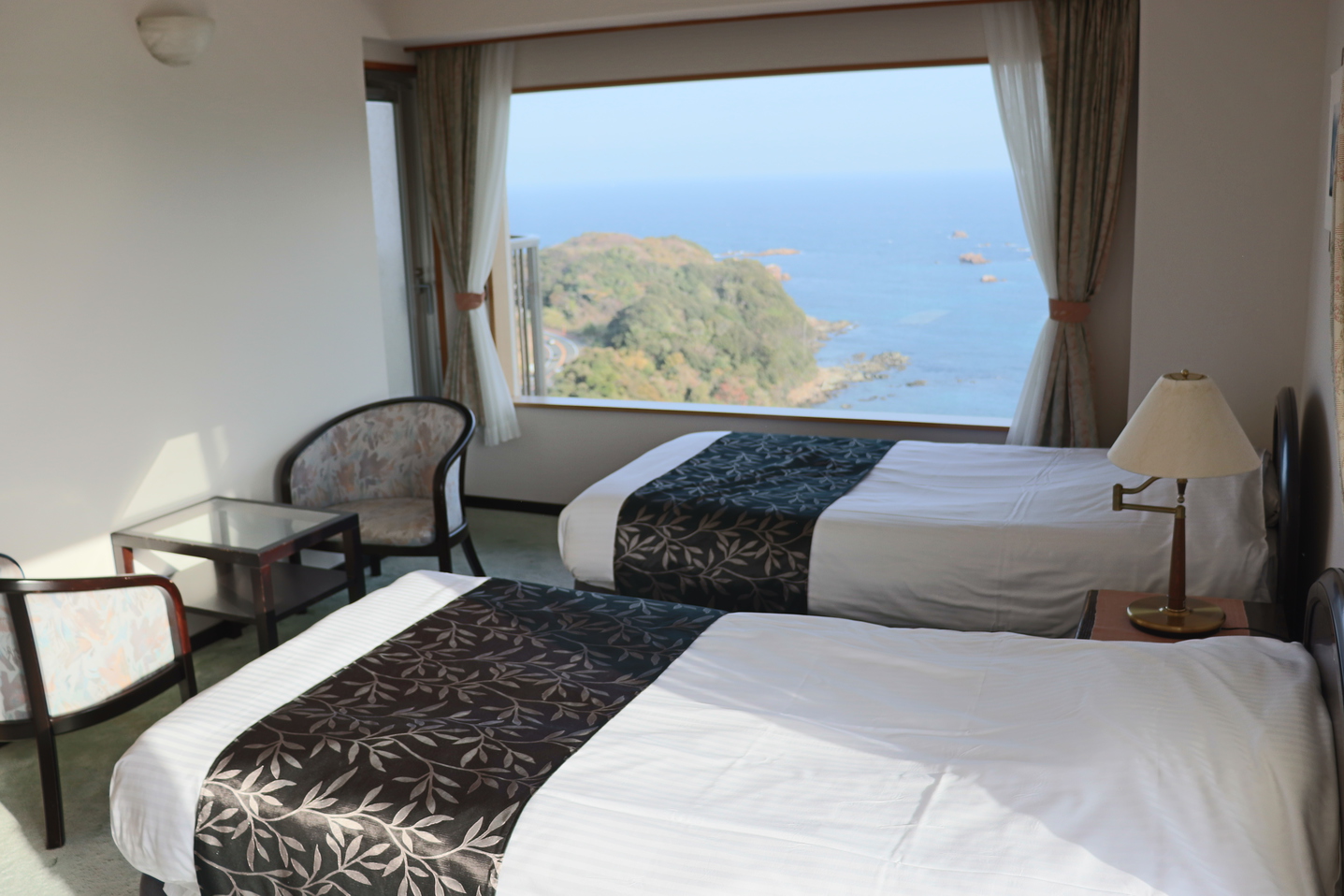 【海側】和洋室 10畳+ツイン／コーナースイート/和室10畳+ツインのベットルーム