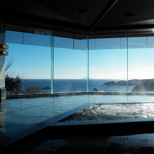 【鎌倉の湯】内湯窓いっぱいに美しい海景色が広がり、大海原に湯浴みする心地で心も体も癒されます。