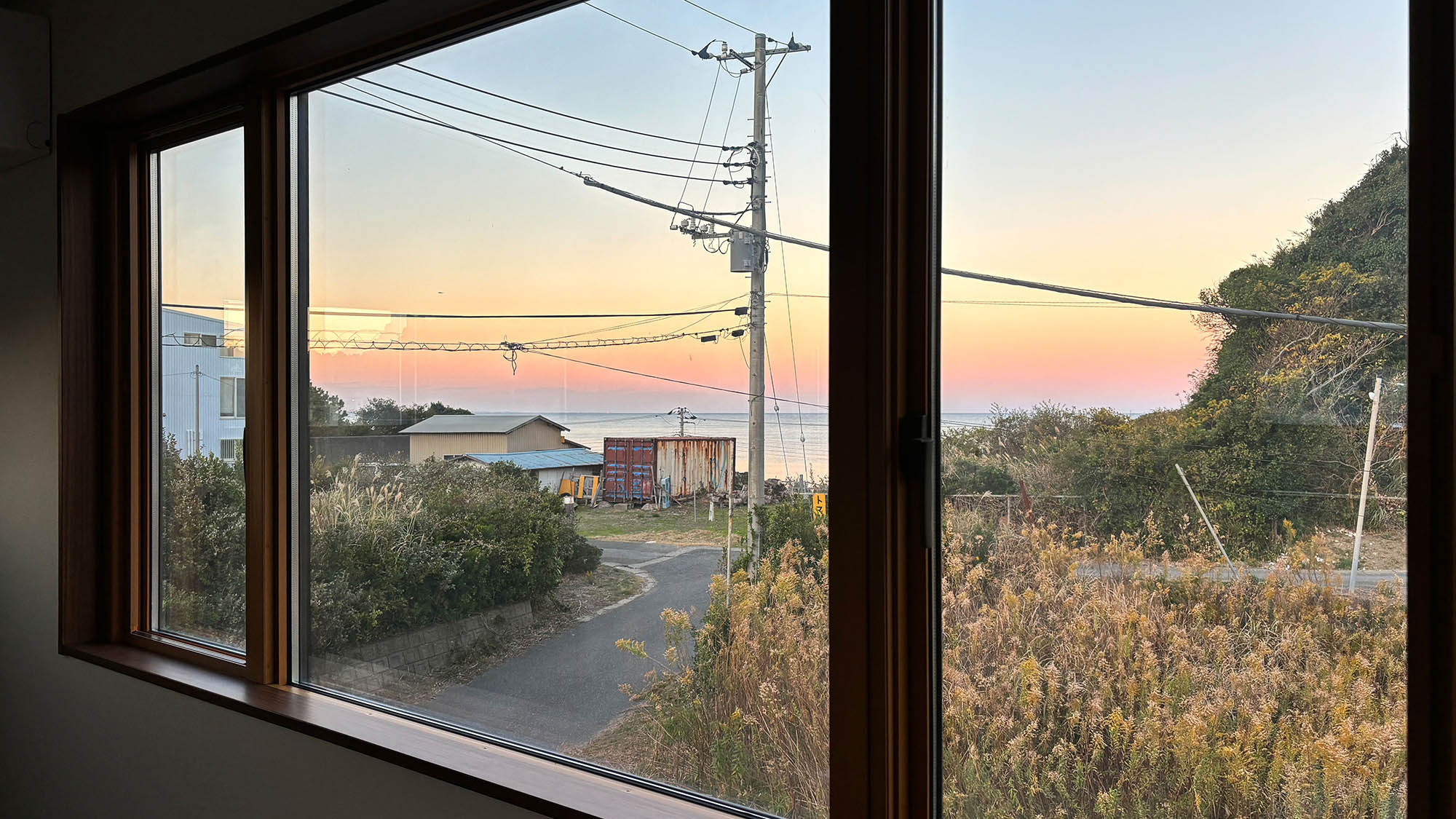 ・【リビング】海と太陽のコントラストが美しい！天気のよい日には美しい夕景をご覧いただけます