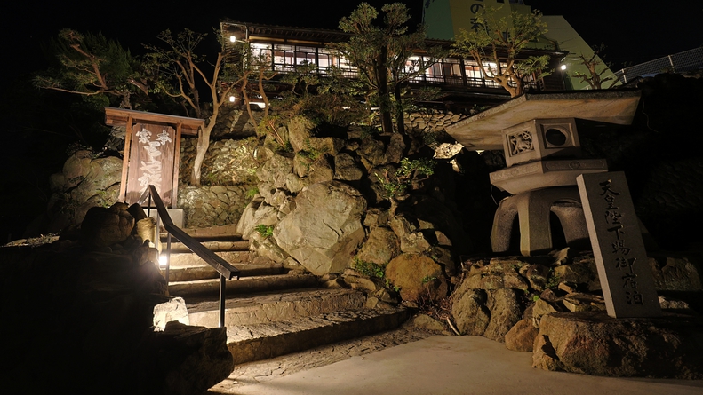 *虎屋別館入口〜夜は幻想的な雰囲気に〜