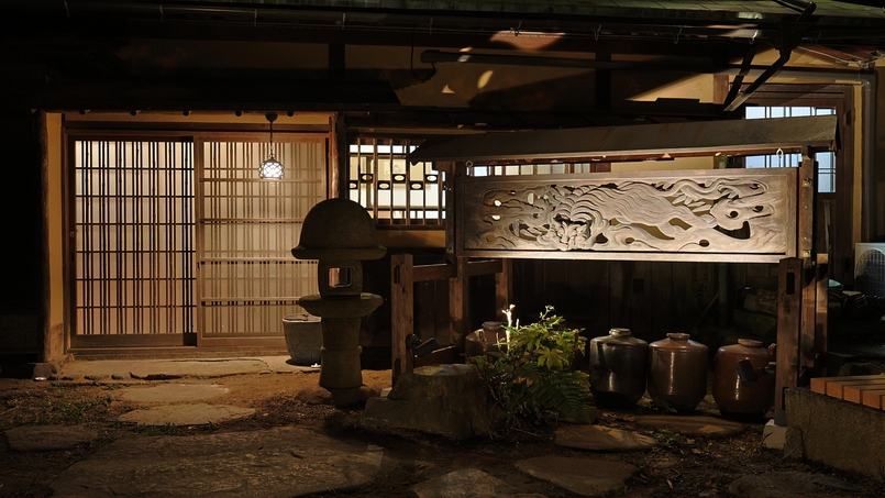 *虎屋別館玄関前（夜）〜虎の看板〜