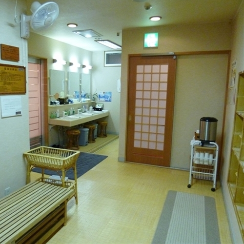 大浴場脱衣場（檜の湯）