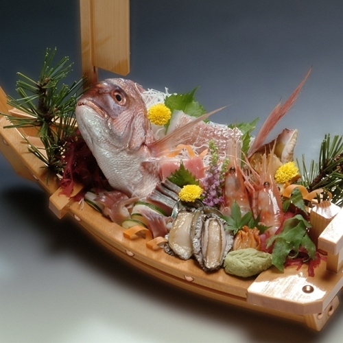 鯛の尾頭付き舟盛り(一例)