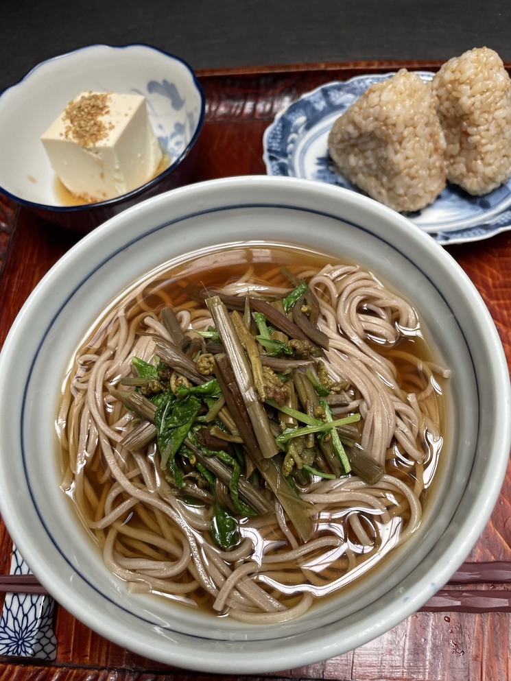 長野産ワラビと無農薬白菜間引き菜蕎麦と玄米梅おかかおにぎり