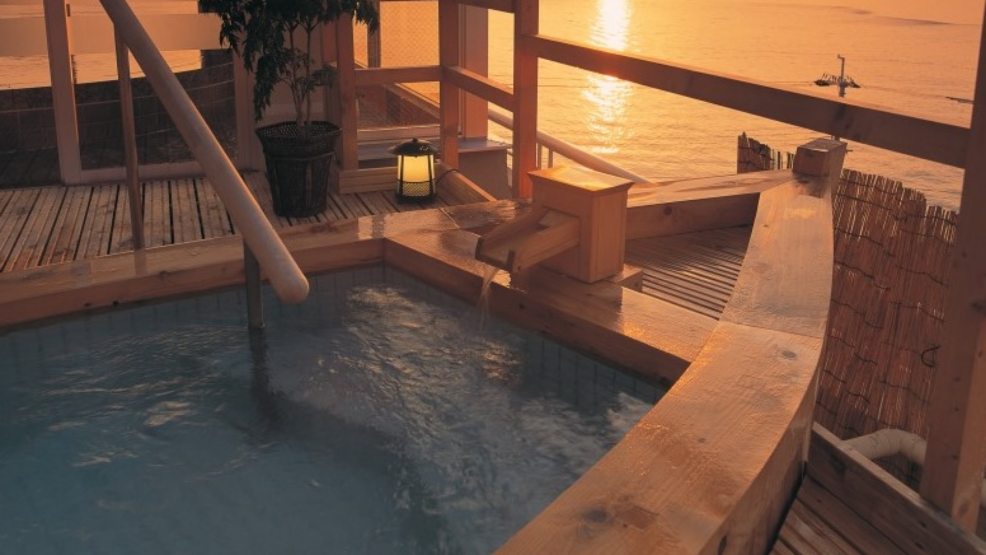 舟形露天風呂／遠くに淡路島が見えます。加太の夕陽は最高です！