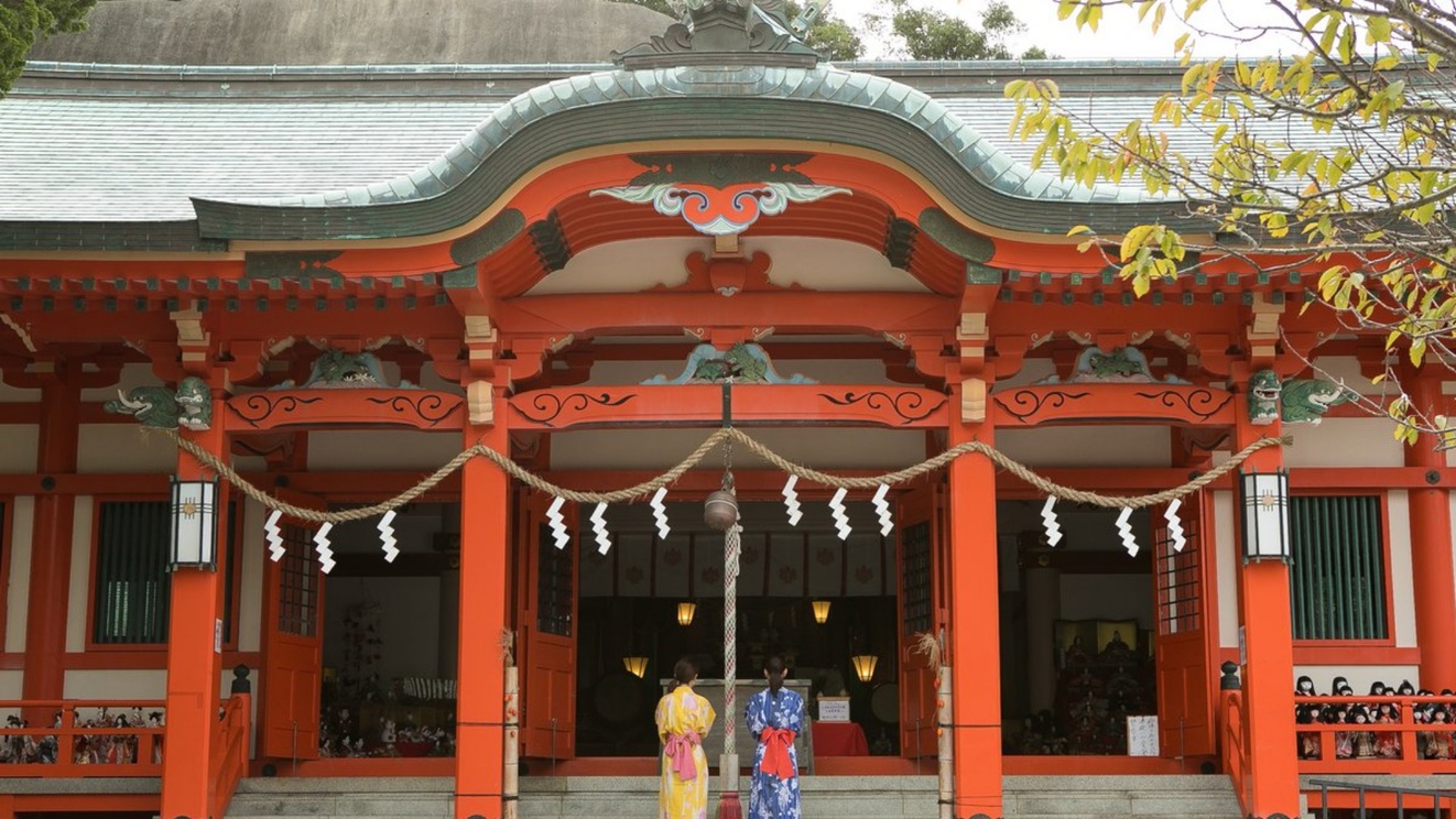 当館から歩いて１分の所にある「加太淡島神社」は女性の神様として有名。パワースポットとしても人気！
