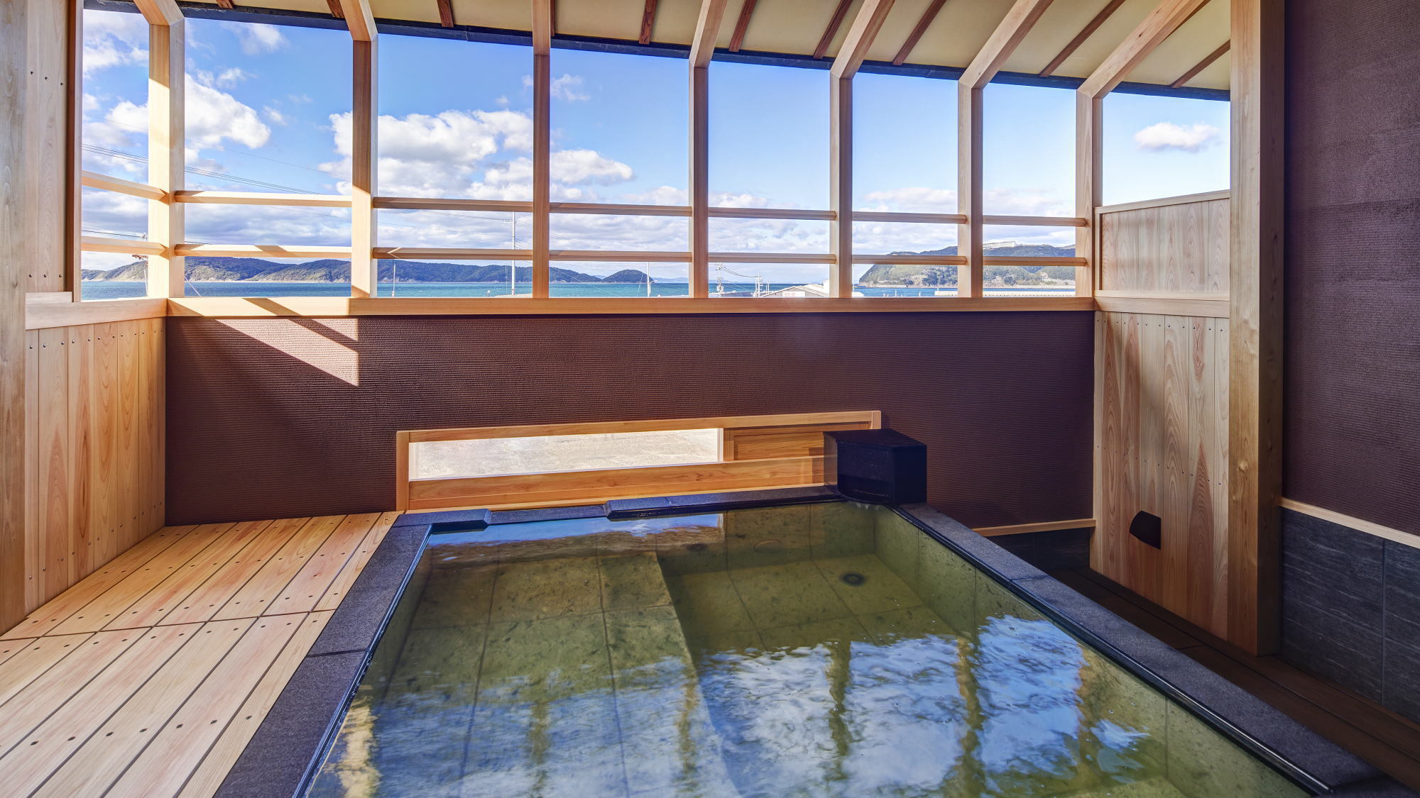 【新客室Hタイプ】海景色を眺めながら天然露天温泉風呂をお楽しみいただけます。