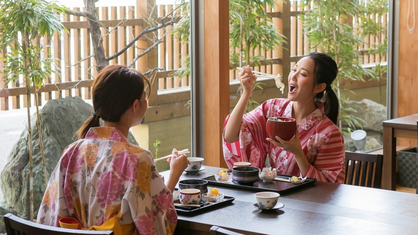 お食事処あくらではランチ営業もやってます（11:00〜14:00予約不要）