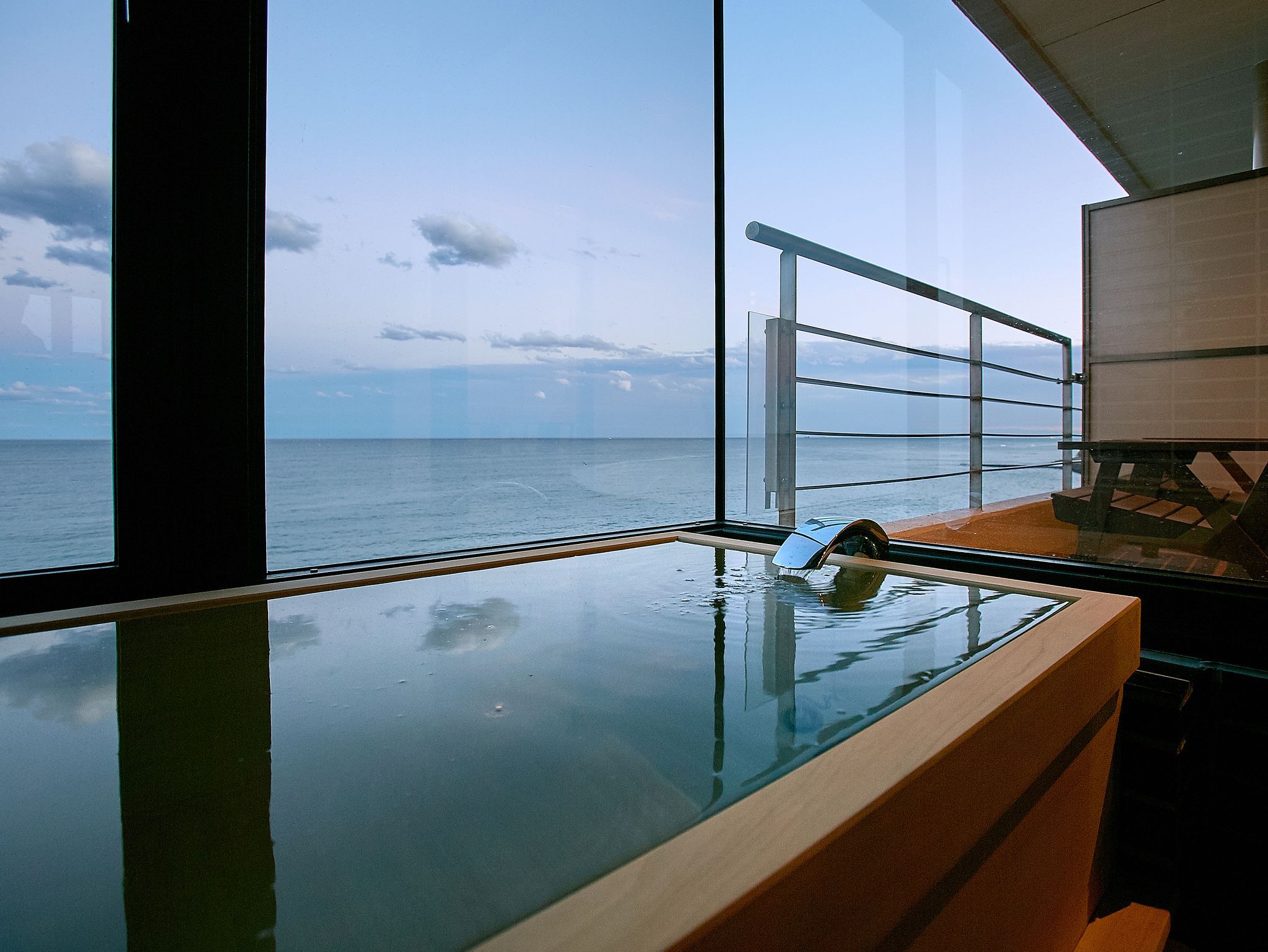 海側に展望ヒノキ風呂とウッドテラスがあり、日の出と共に日の気が客室に入る♪