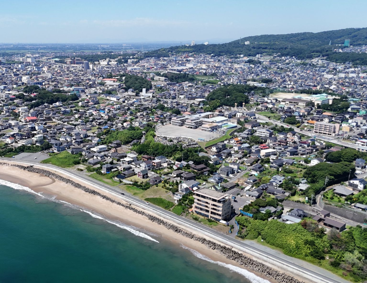 東側上空から撮影した建物と周辺