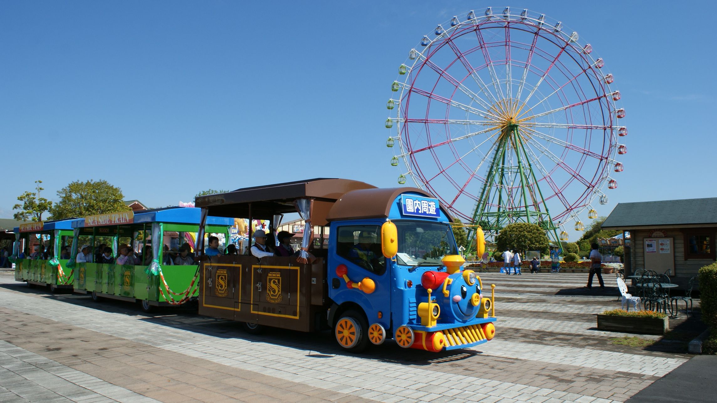 ひたち海浜公園_大観覧車「フラワーリング」とシーサイドトレイン