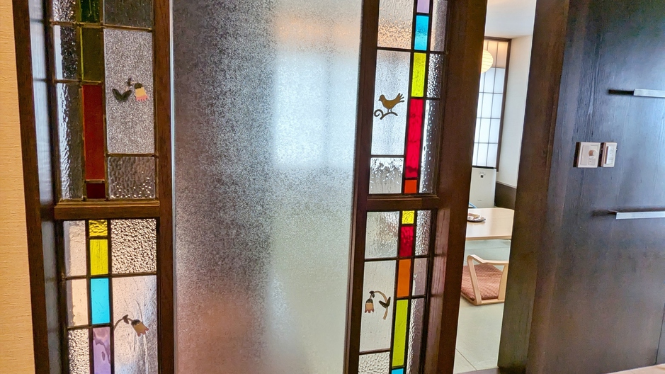 【414】お部屋には、カ？ラス工房・六箇山工房様より竹久夢二作品イメーシ？のステント？ク？ラスも設置