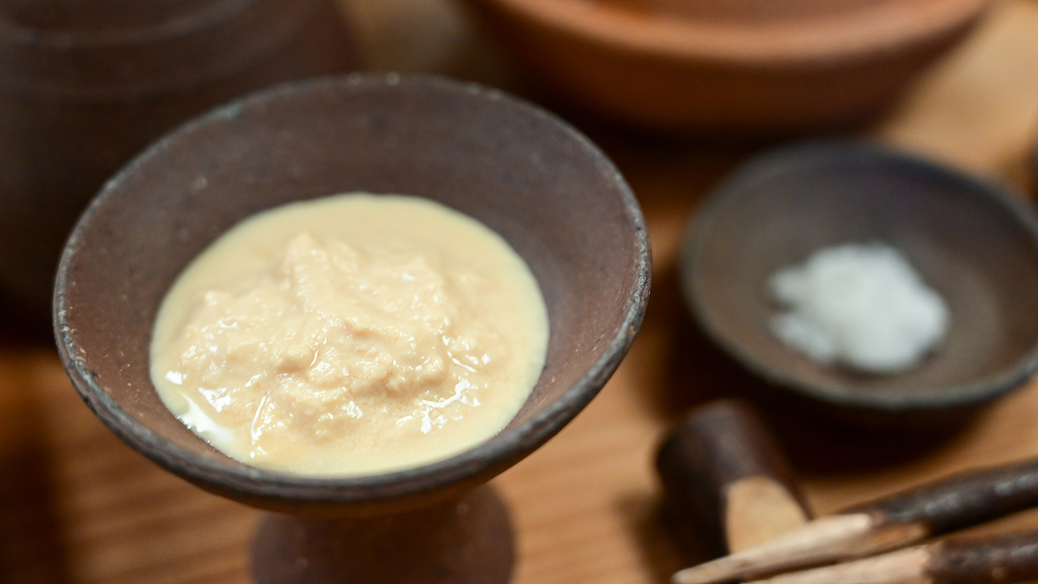 *【古代食「弥生の宴」一例】5時間かけて牛乳を煮詰めていく「蘇（そ）」を再現。