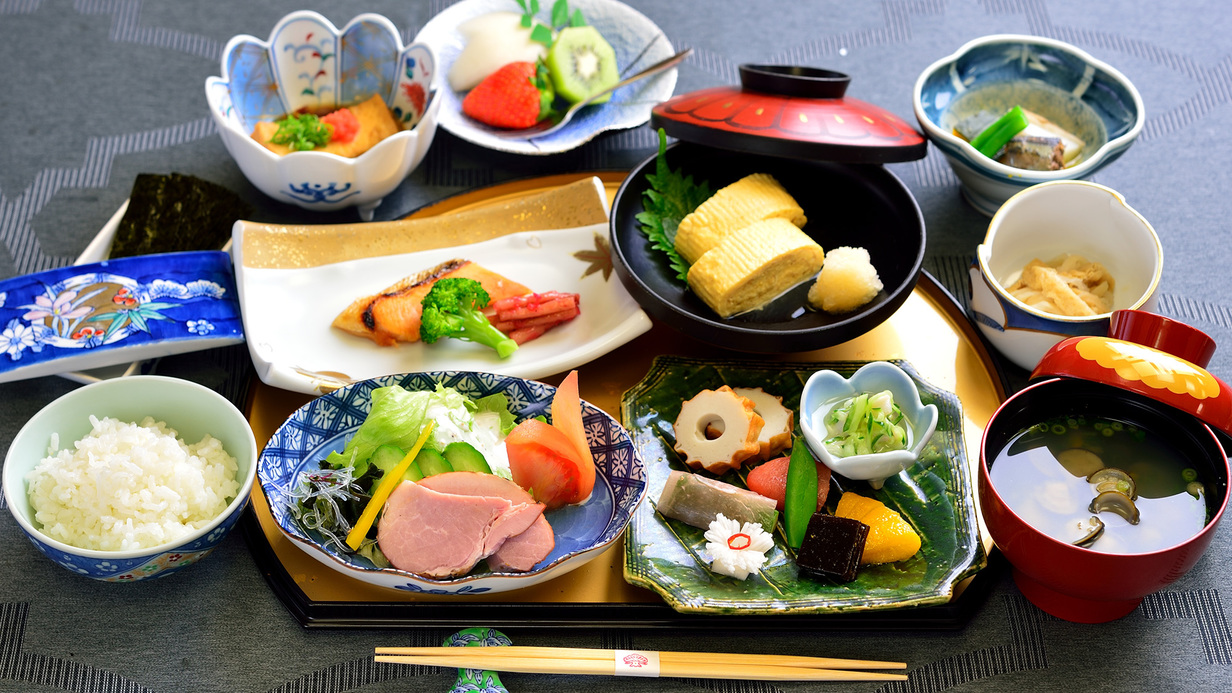 *【朝食一例】地元の旬を取り入れた和定食をご用意いたします。