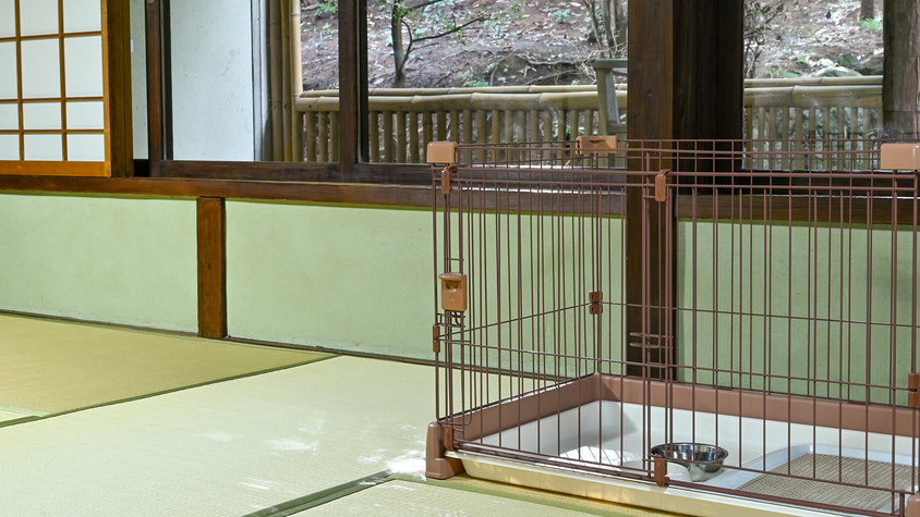 *【本館：松風】客室にワンちゃん用のゲージをご用意いたしております。