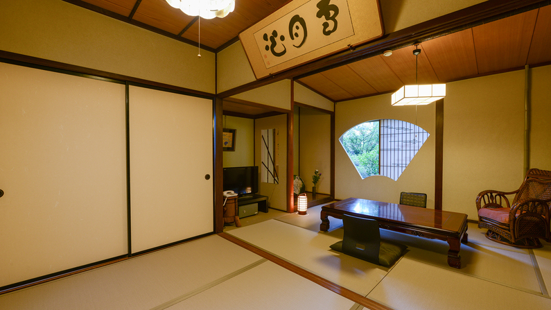 *【本館：扇】東西南北にそれぞれ自然の景色やお庭が見える昔ながらのスタンダードな和室です。