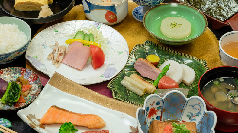 *【朝食一例】地元の旬を取り入れた和定食を食べて、良い一日をお過ごしください。