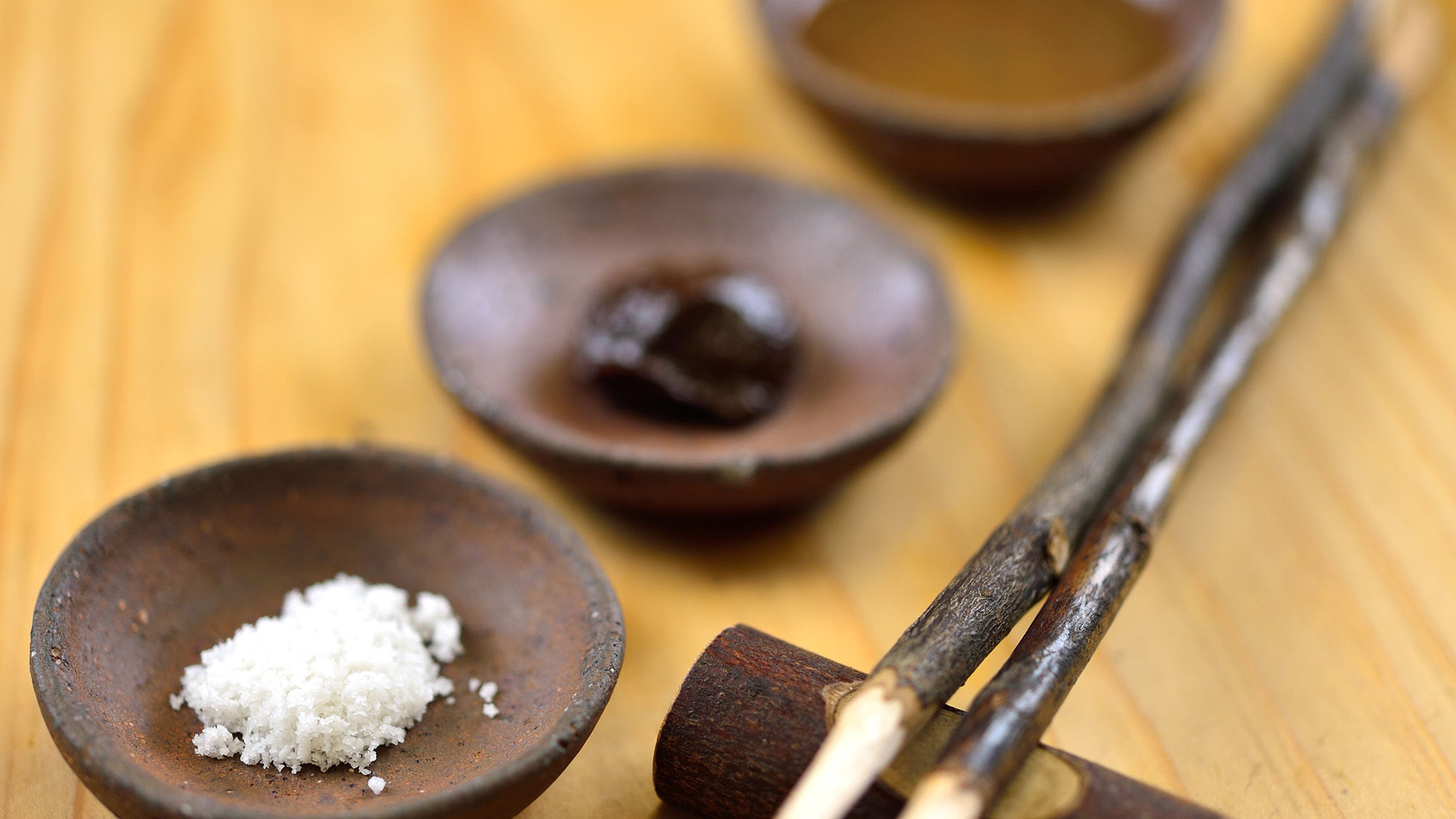 *【古代食「弥生の宴」一例】古代の生活様式を模した器やお箸でお召し上がりください。