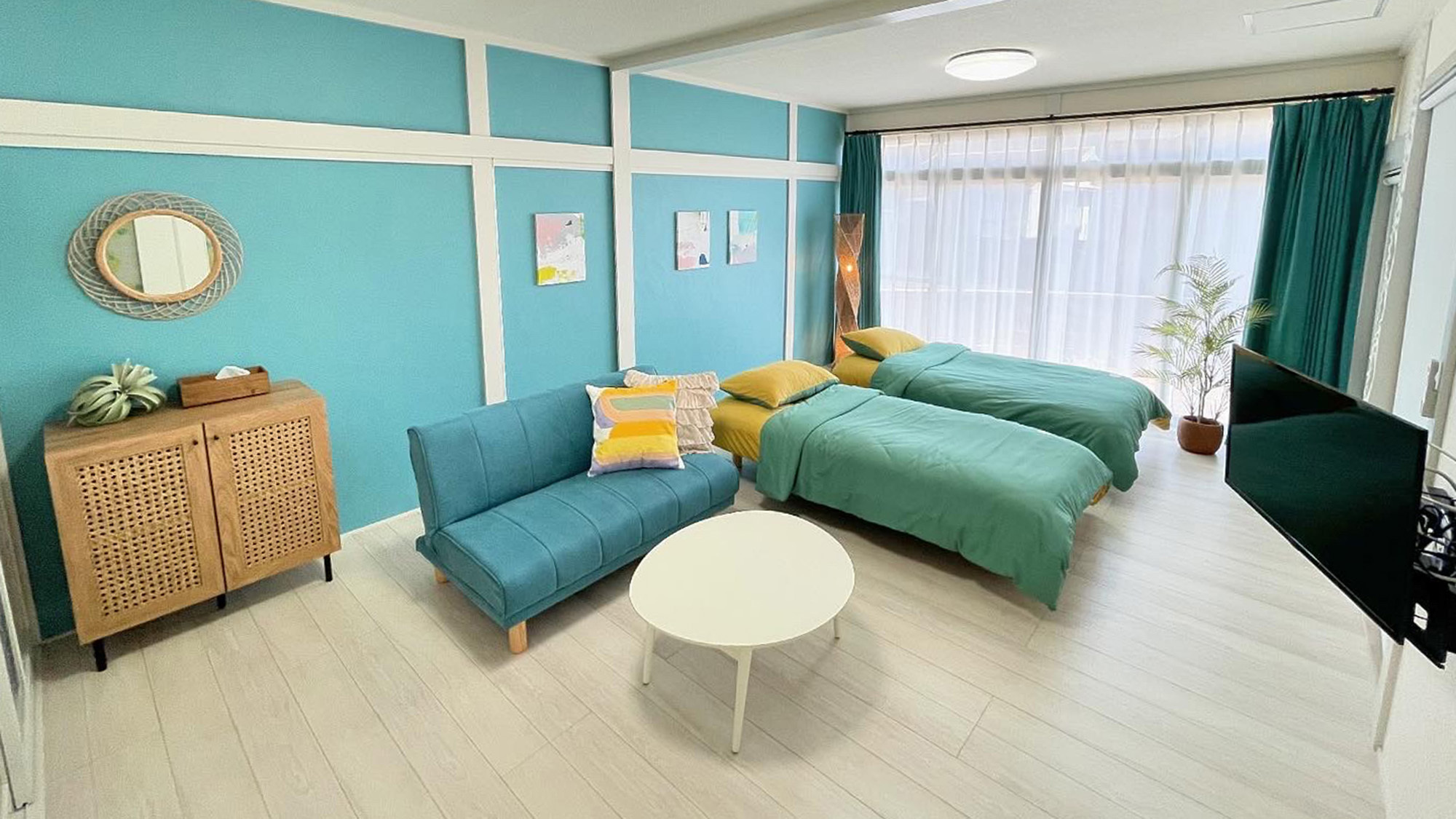 ・【ルーム1】ソファーに座ってゆったりとティータイム。※ルーム1を2名でご利用する場合のイメージ