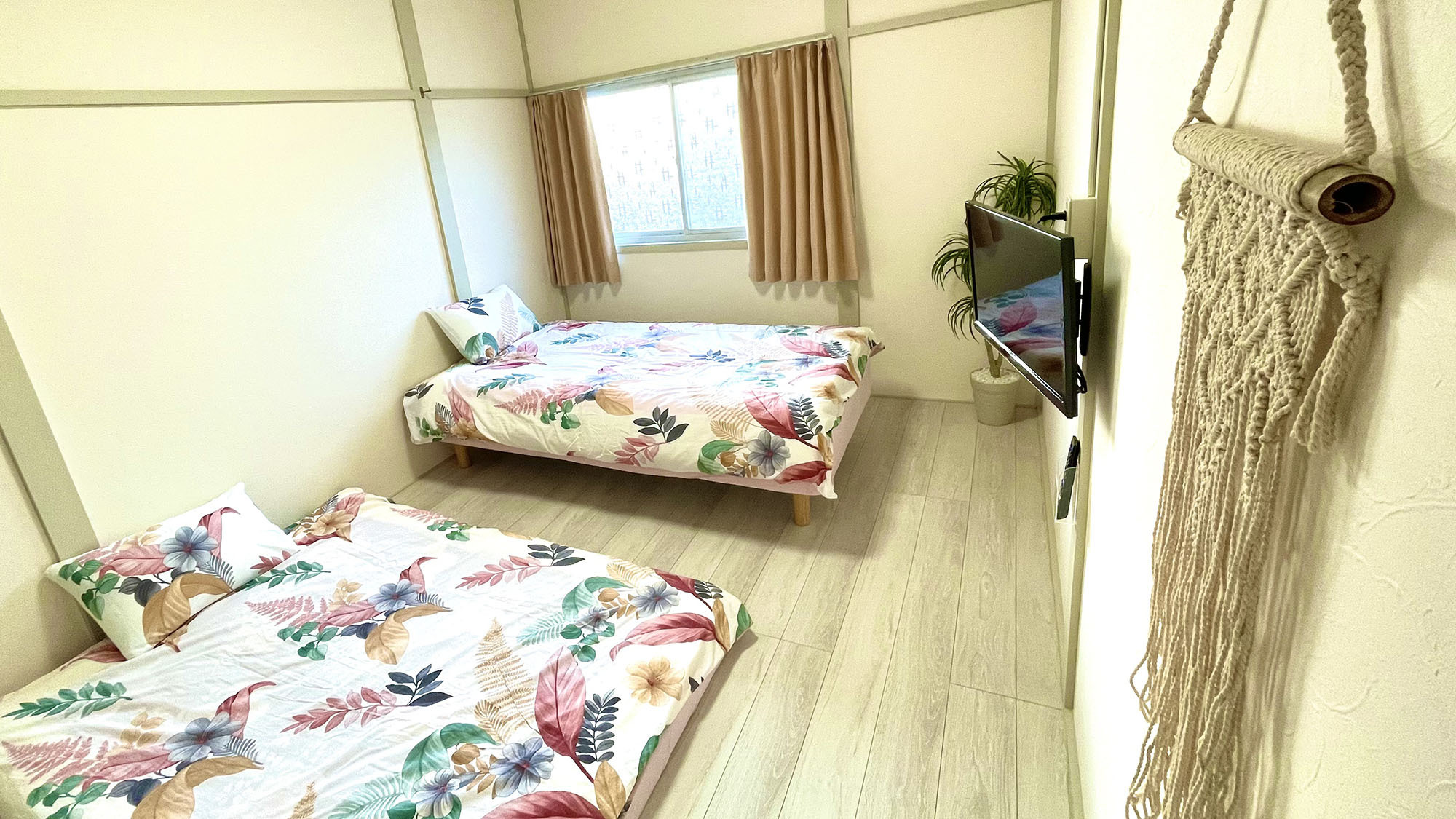 ・【ルーム2】ベッド1台とソファベッド1台をご用意しております