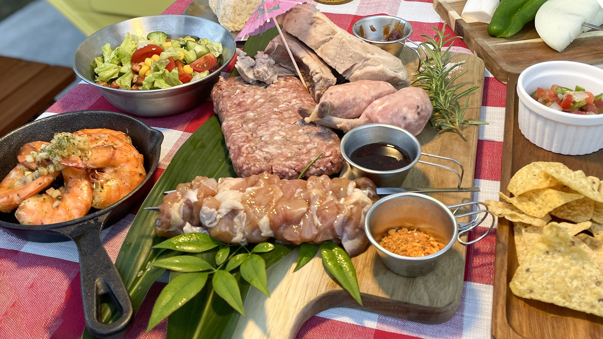 ・【BBQ】お肉、調味料、塩焼きエビ、サラダ、生野菜などなど！ボリューム満点のBBQです！