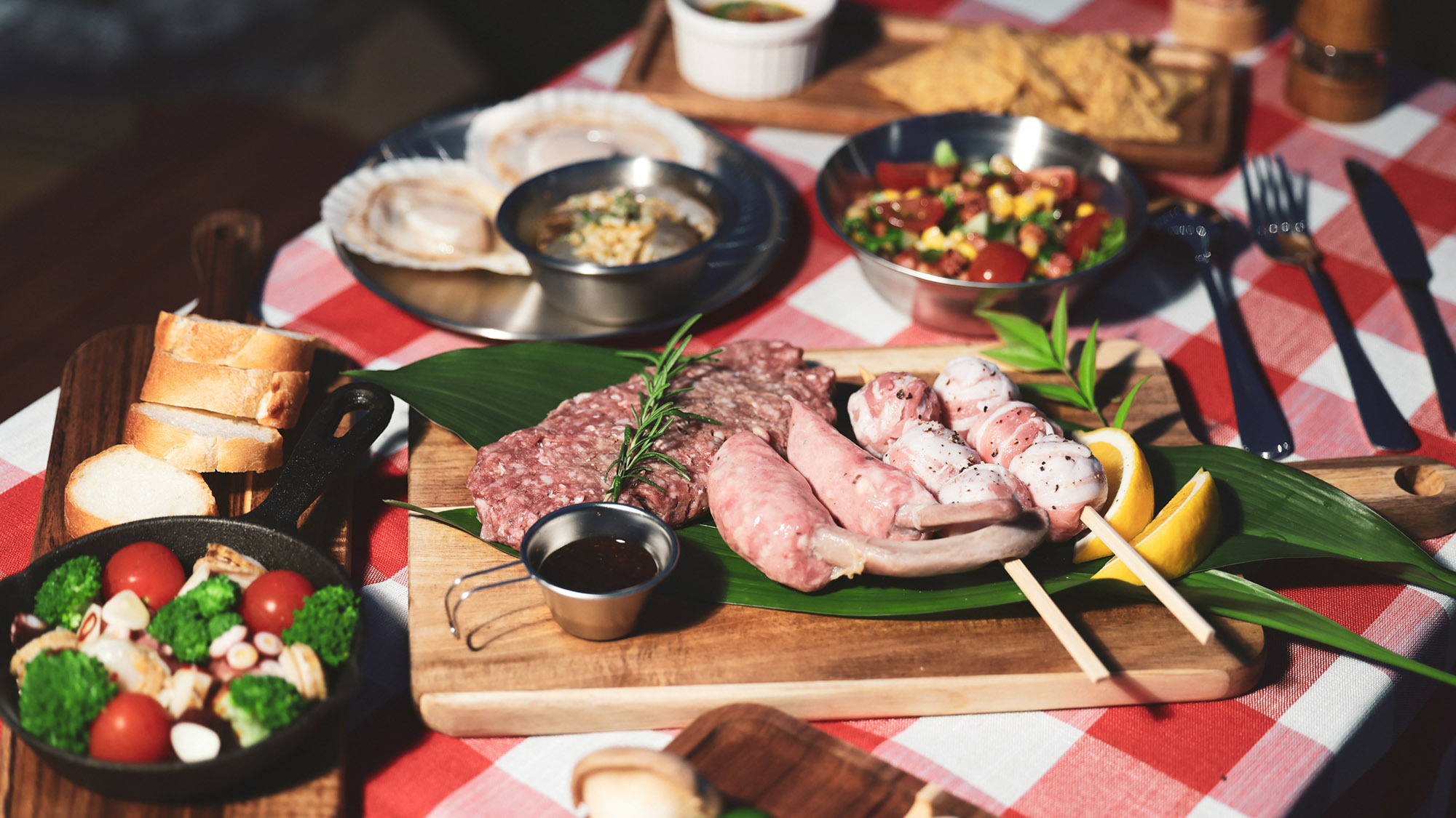 ・【BBQ】ノスタルジックな赤いチェックに食材が映えて食欲をそそります