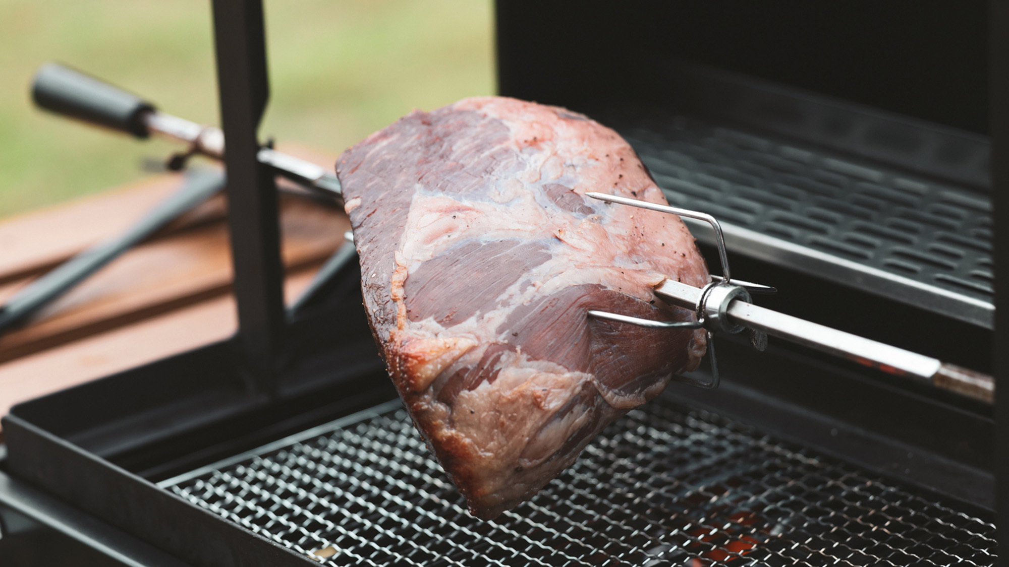 ・【BBQ】回しながらじっくり焼く牛塊肉は絶妙な焼き加減でそぎ落しシェアされます