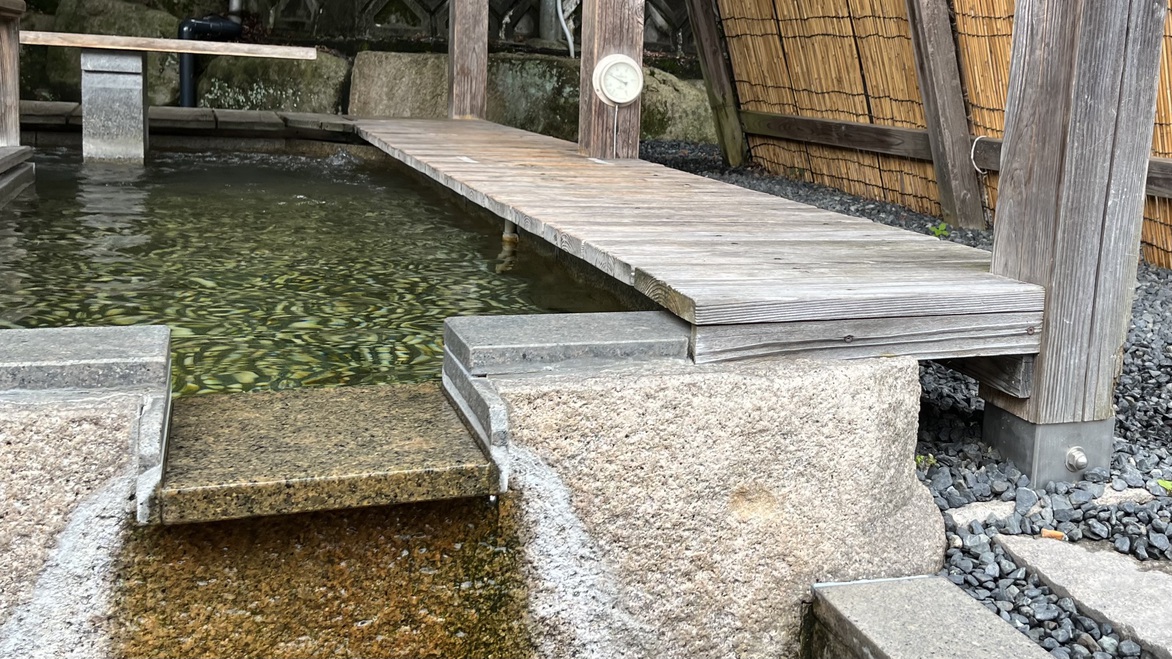 *村杉温泉「薬師の足湯」/屋根付きなので雨の日もゆったりと温まれます